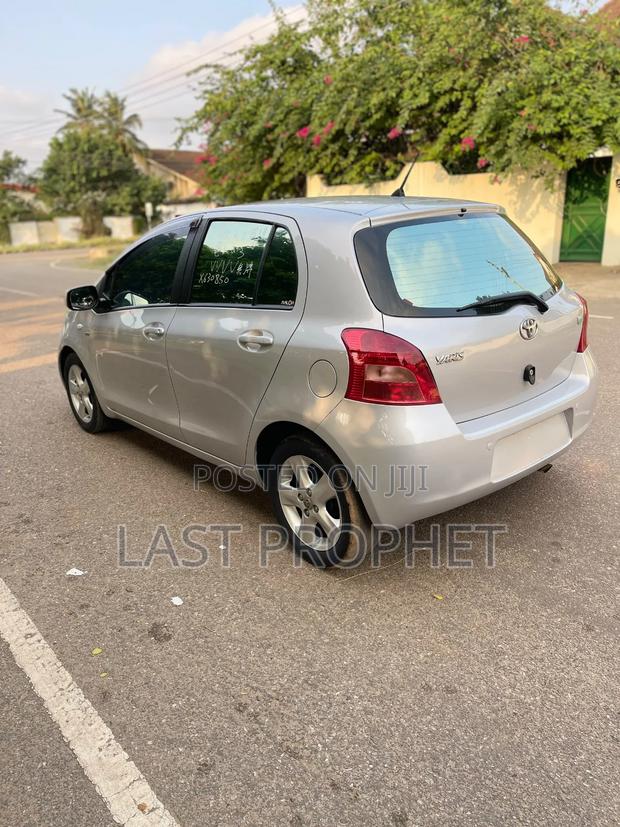 Toyota Vitz 2010 Silver