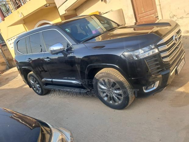 Toyota Land Cruiser LC300 2024 Black