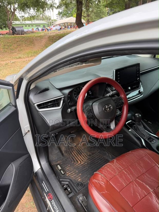 Toyota Corolla LE 2021 Silver