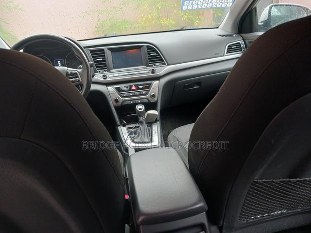 Hyundai Elantra SEL 2018 Silver