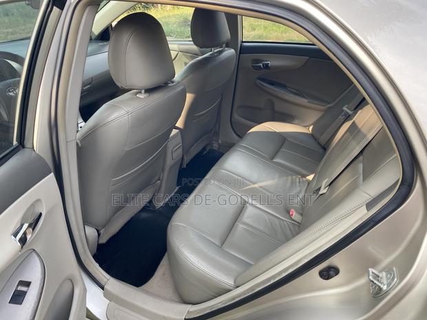Toyota Corolla LE 4dr Sedan (1.8L 4cyl 4A) 2011 Gold