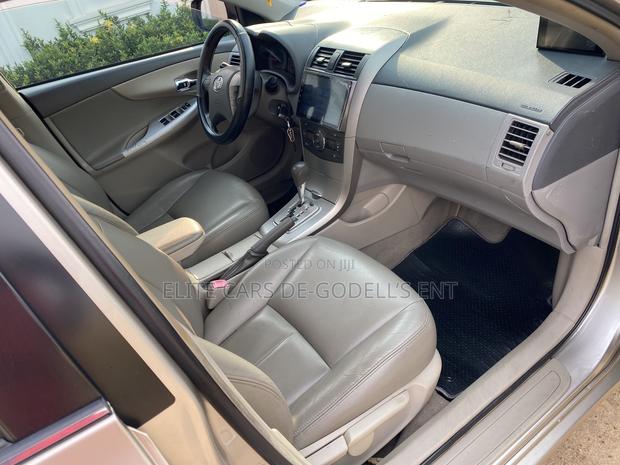 Toyota Corolla LE 4dr Sedan (1.8L 4cyl 4A) 2011 Gold