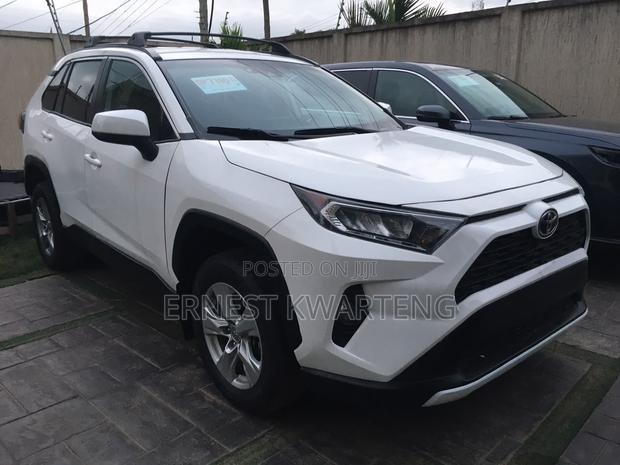 Toyota RAV4 LE 2021 White