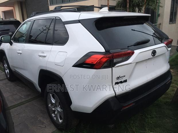 Toyota RAV4 LE 2021 White