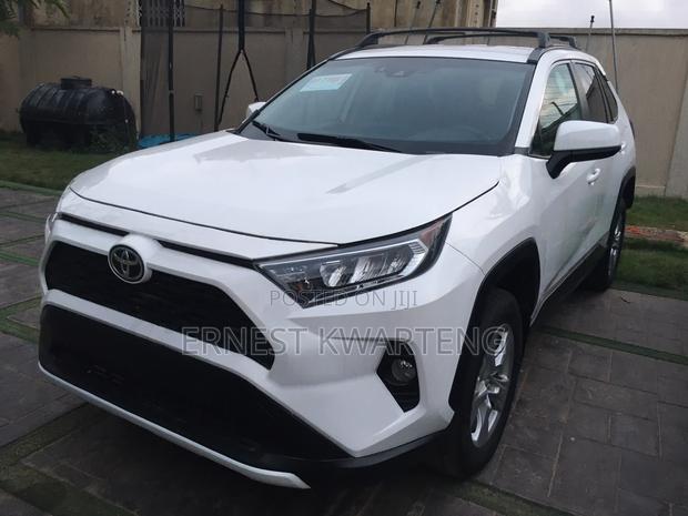 Toyota RAV4 LE 2021 White