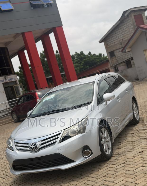 Toyota Avensis 2013 Silver