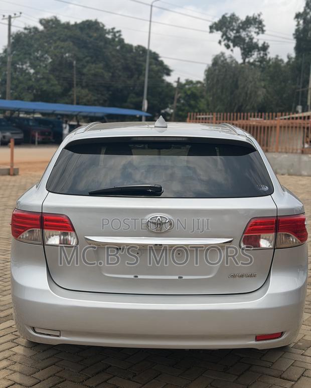 Toyota Avensis 2013 Silver