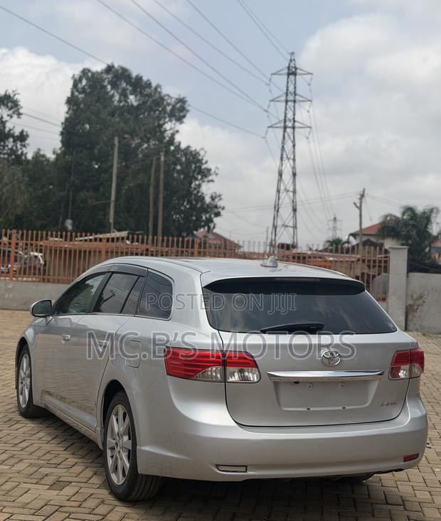Toyota Avensis 2013 Silver