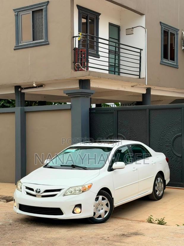 Toyota Corolla LE 4dr Sedan (1.8L 4cyl 4A) 2013 White