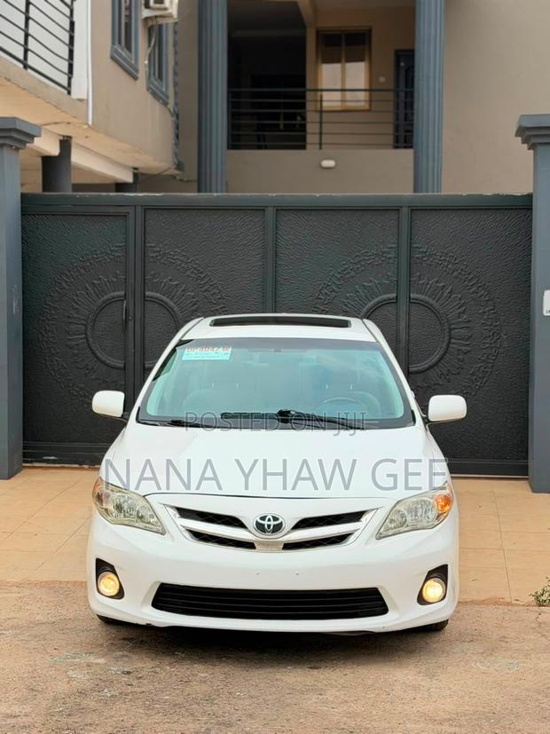 Toyota Corolla LE 4dr Sedan (1.8L 4cyl 4A) 2013 White