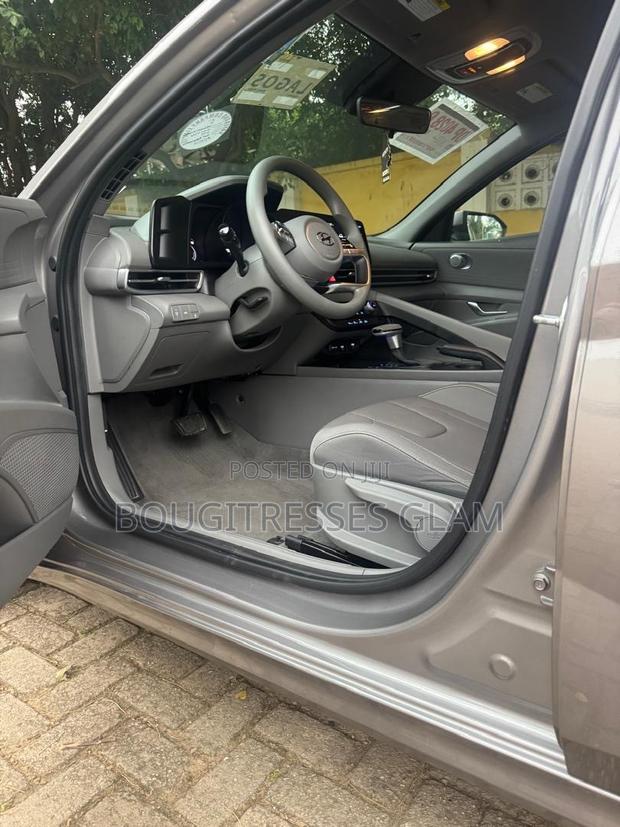 Hyundai Elantra SEL 2024 Gray