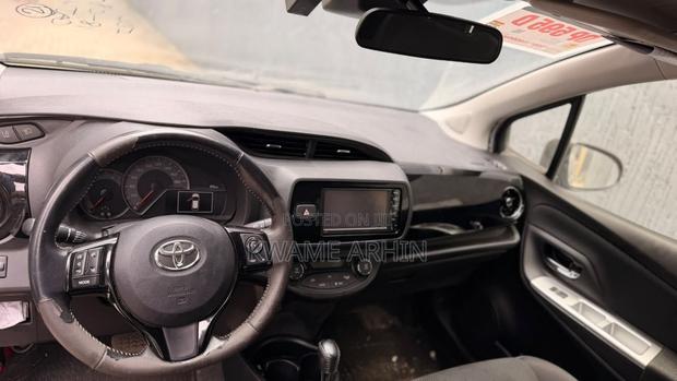 Toyota Vitz 1.3 FWD 5dr 2017 Gold