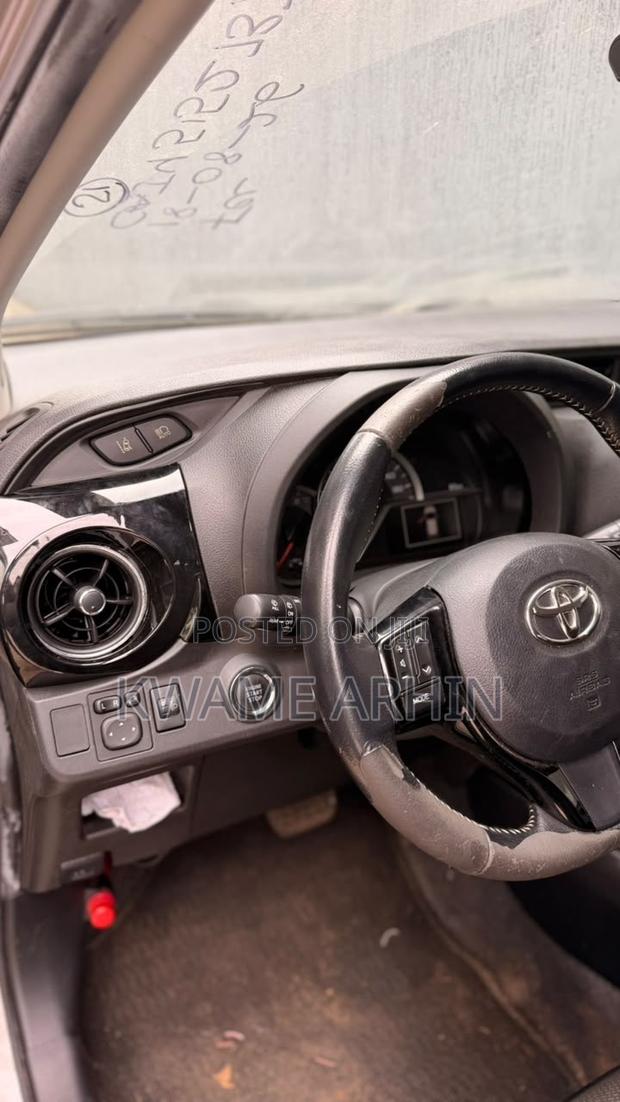 Toyota Vitz 1.3 FWD 5dr 2017 Gold