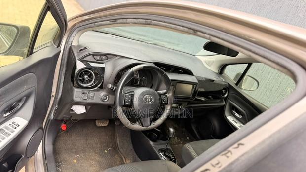 Toyota Vitz 1.3 FWD 5dr 2017 Gold