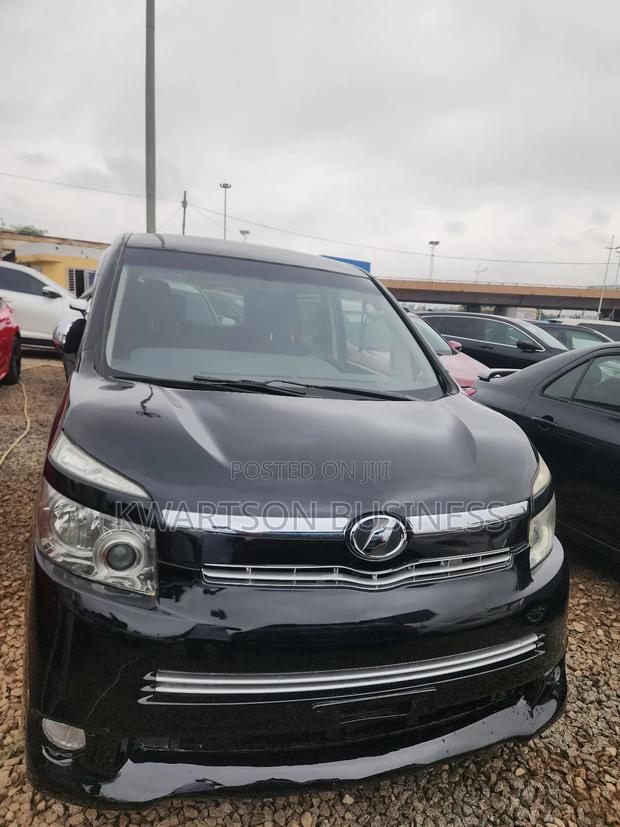 Toyota Voxy 2010 Black