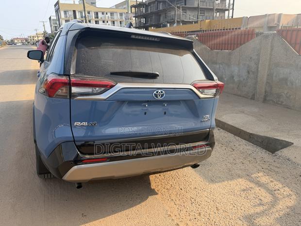 Toyota RAV4 XLE Premium FWD 2023 Blue