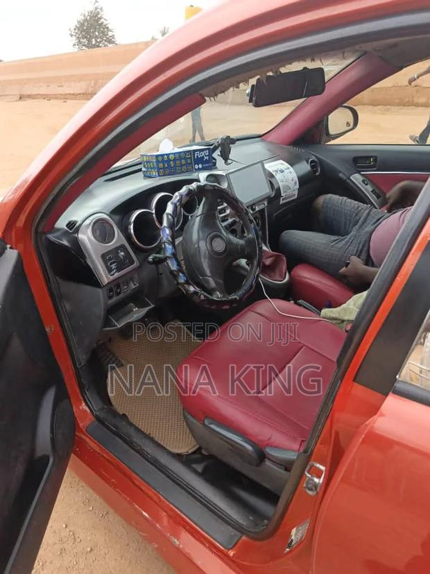 Pontiac Vibe 2006 Orange
