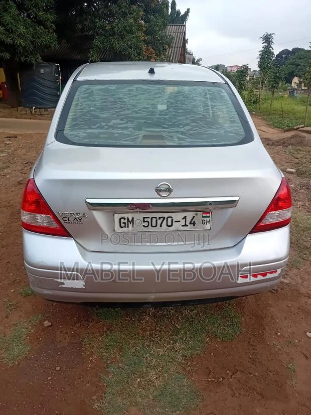 Nissan Versa 2011 Silver
