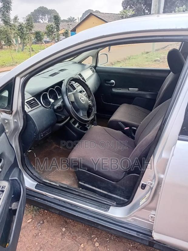 Nissan Versa 2011 Silver