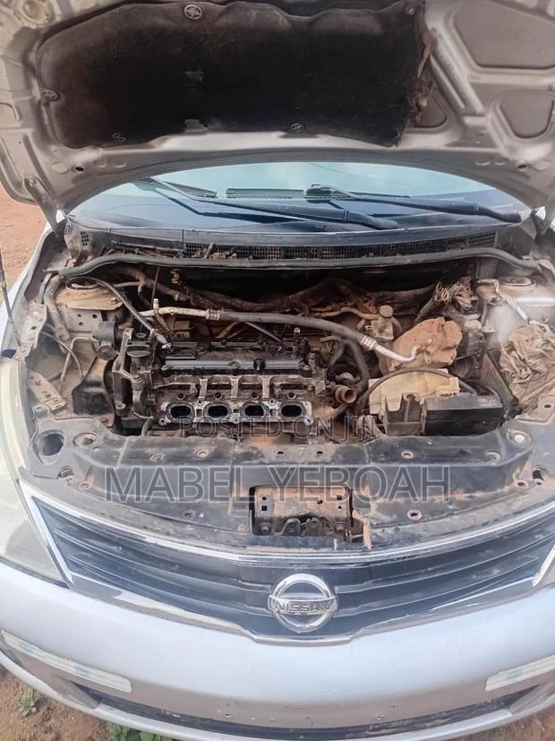 Nissan Versa 2011 Silver