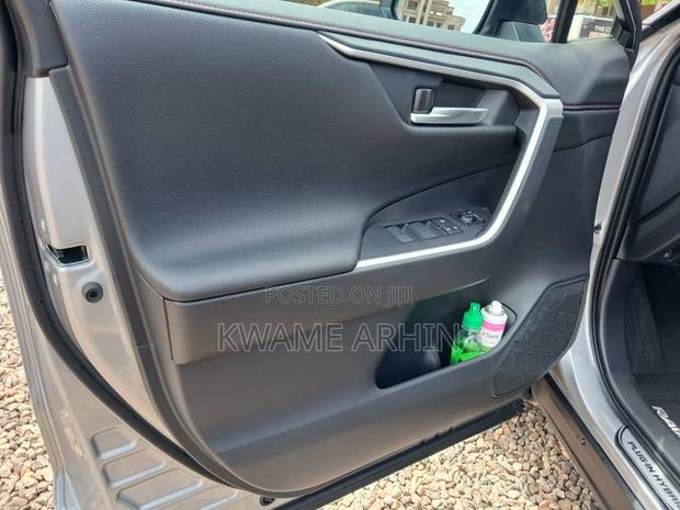 Toyota RAV4 2024 Silver