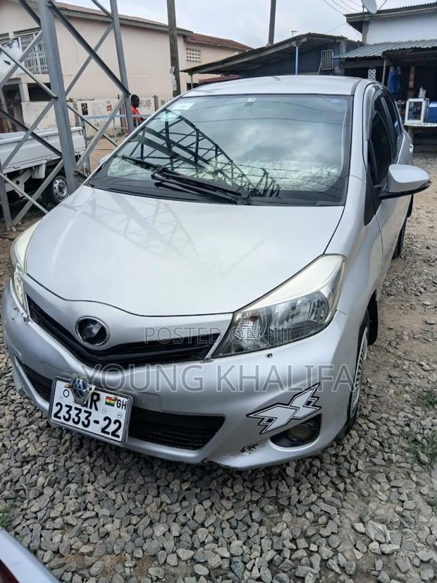 Toyota Vitz 2012 Silver