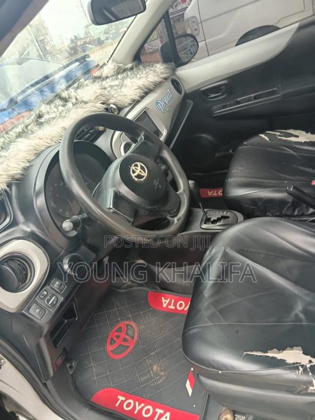 Toyota Vitz 2012 Silver