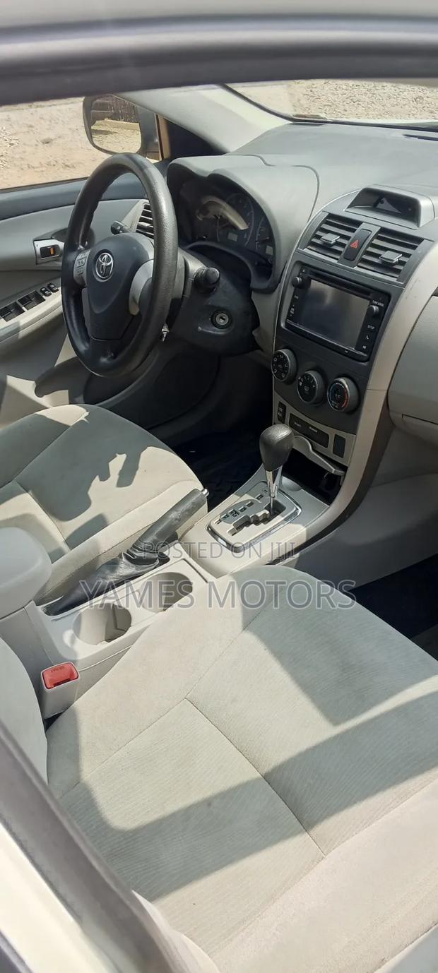 Toyota Corolla LE Special Edition 4dr Sedan (1.8L 4cyl 4A) 2013 White