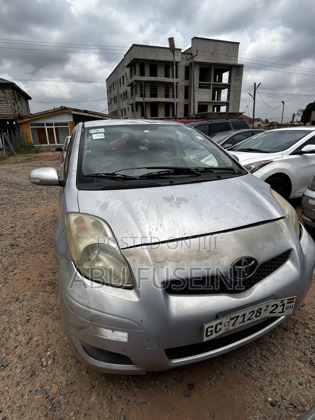 Toyota Vitz 2010 Gray