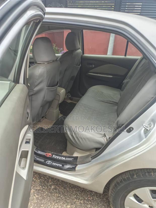 Toyota Belta 2010 Silver