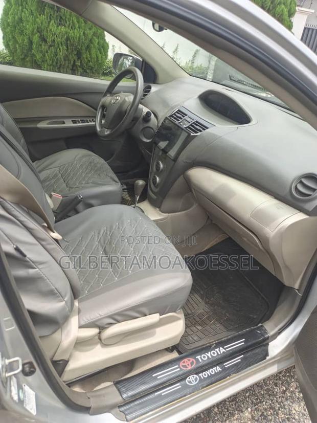 Toyota Belta 2010 Silver