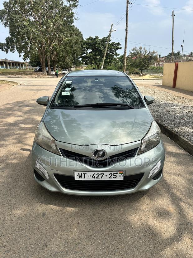 Toyota Vitz 1.3 AWD 5dr 2012 Gray