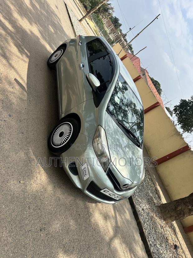 Toyota Vitz 1.3 AWD 5dr 2012 Gray