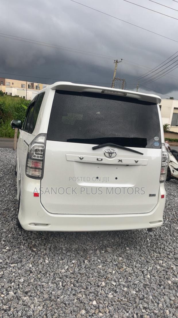 Toyota Voxy V 2WD 8-Seater 2010 White