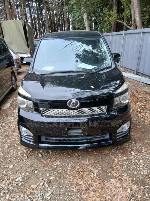 Toyota Voxy V 2WD 8-Seater 2010 White