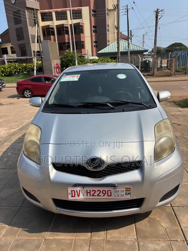 Toyota Vitz 1.5 FWD 5dr 2010 Silver