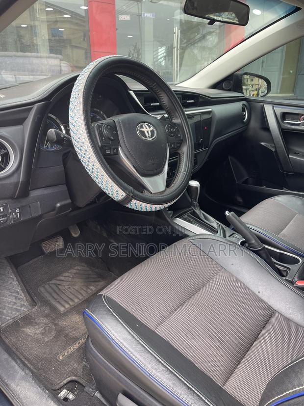 Toyota Corolla SE (1.8L 4cyl 6M) 2018 Blue
