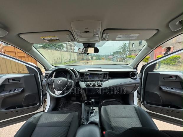Toyota RAV4 LE AWD (2.5L 4cyl 6A) 2017 White