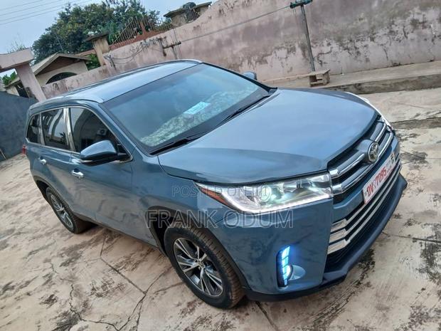 Toyota Highlander LE 4x2 V6 (3.5L 6cyl 8A) 2018