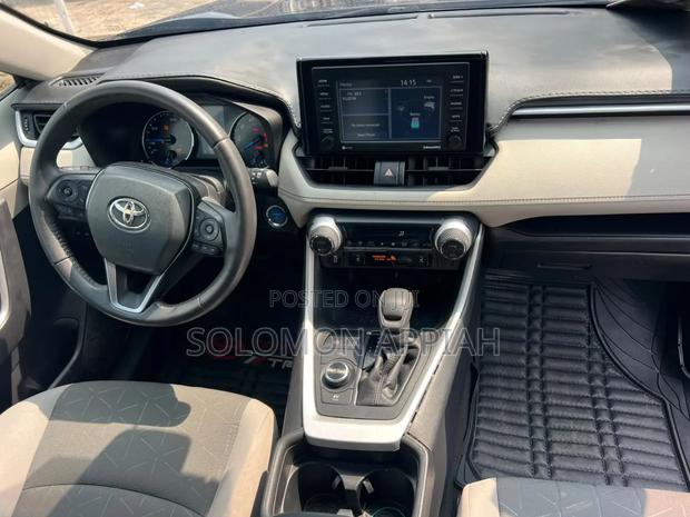 Toyota RAV4 2021 Blue
