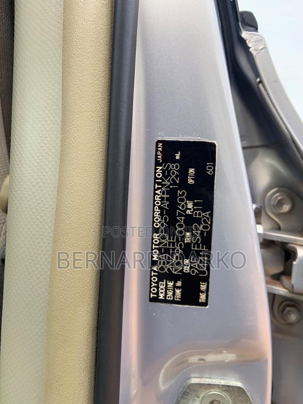 Toyota Vitz 2010 Silver