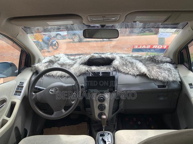 Toyota Vitz 2010 Silver