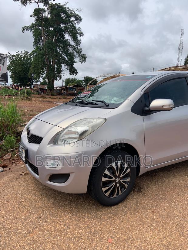 Toyota Vitz 2010 Silver