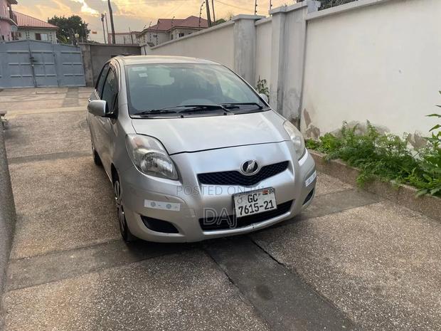 Toyota Vitz 2010 Silver