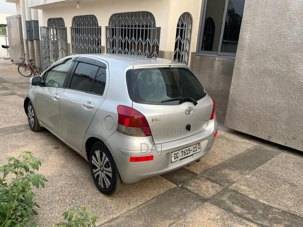 Toyota Vitz 2010 Silver