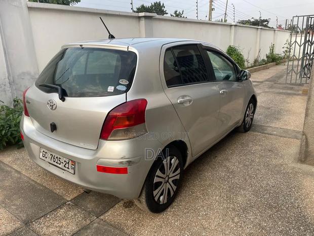 Toyota Vitz 2010 Silver