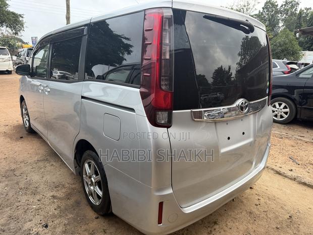 Toyota Noah 2.0 FWD (8 Seater) 2014 Silver