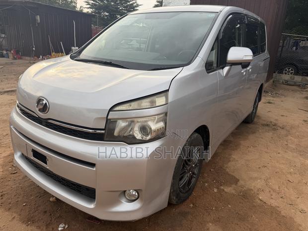 Toyota Voxy ZS 4WD 7-Seater 2013 Silver