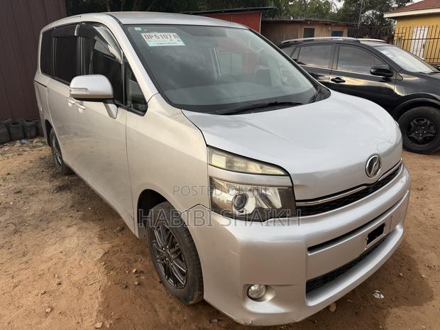 Toyota Voxy ZS 4WD 7-Seater 2013 Silver