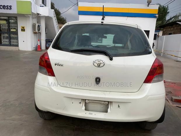 Toyota Vitz 1.5 FWD 5dr 2010 Off white